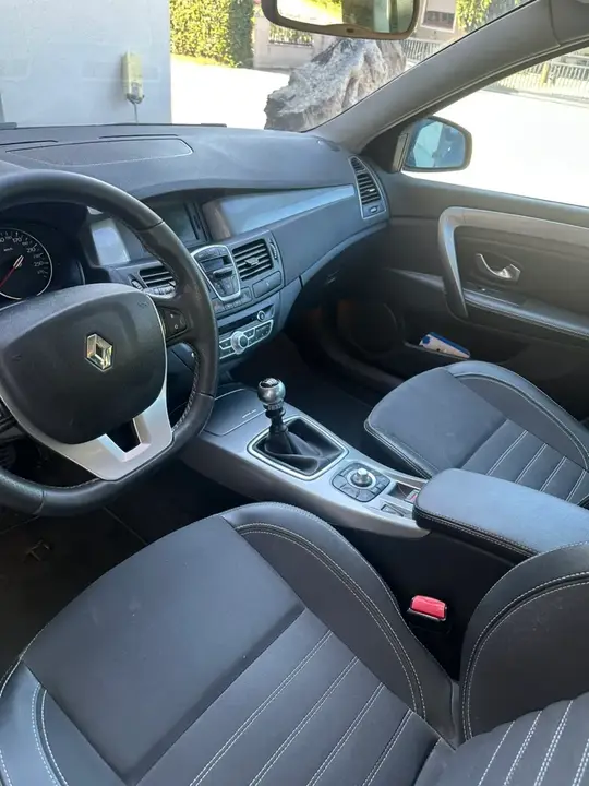 Renault Laguna 2010 photo 2