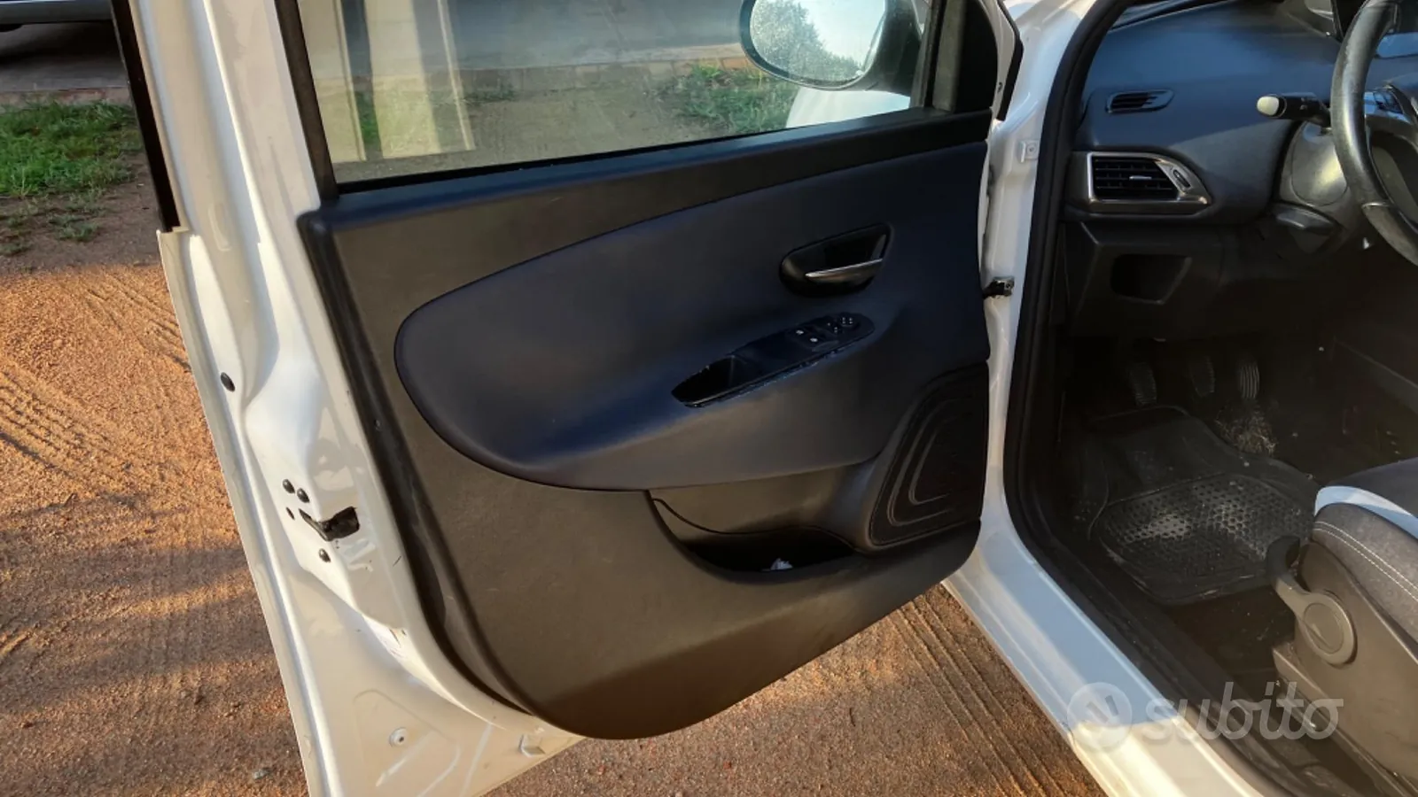 Lancia Ypsilon 2016 photo 2