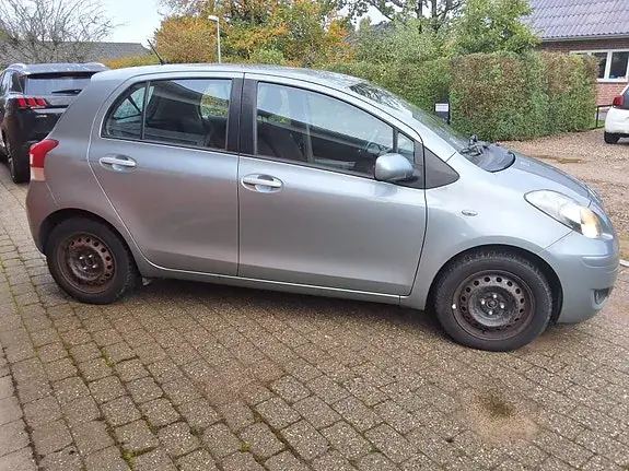 Toyota Yaris 2011 photo 4