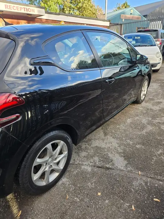 Peugeot 208 2015 photo 4