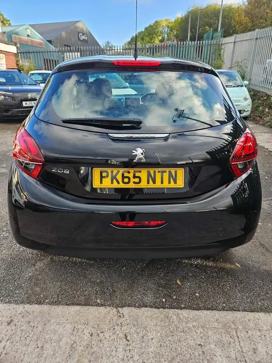 Peugeot 208 2015 photo 3