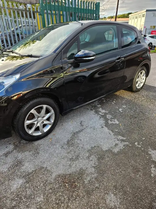 Peugeot 208 2015 photo 2