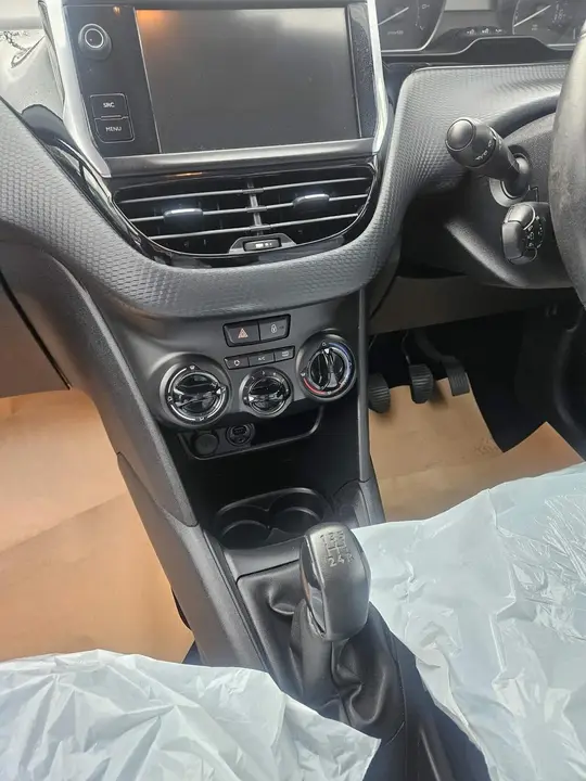 Peugeot 208 2015 photo 5