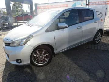 Toyota Yaris 2013 photo 2