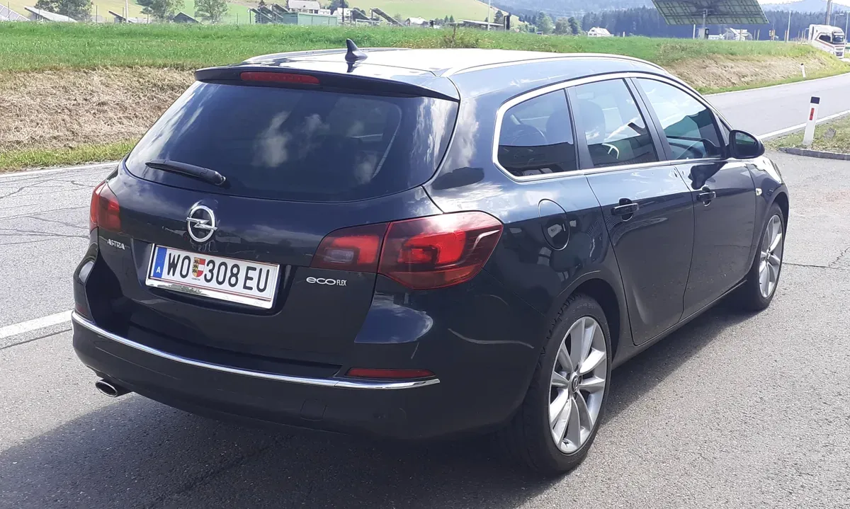 Opel Astra 2013 photo 3