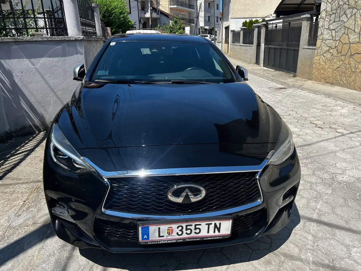 Infiniti Q30