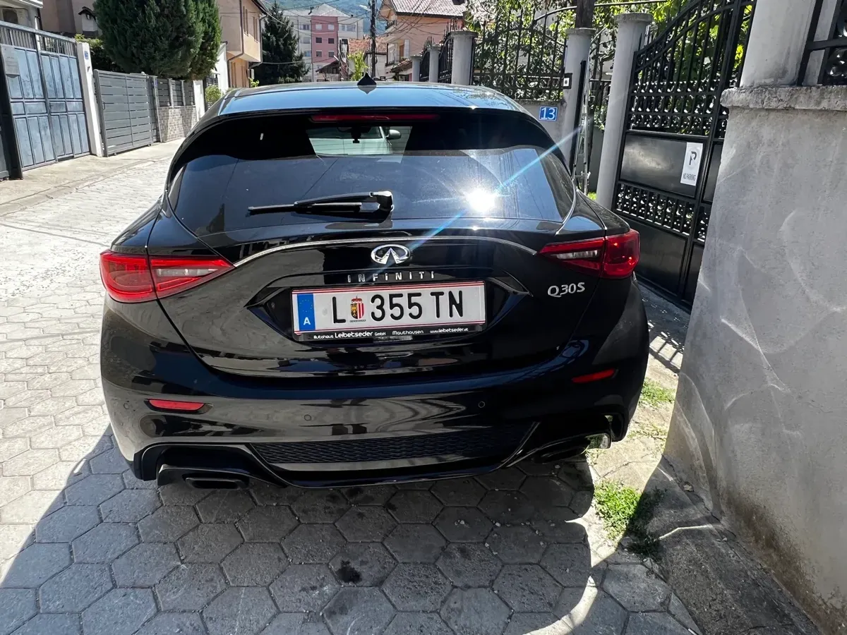 Infiniti Q30 2016 photo 2