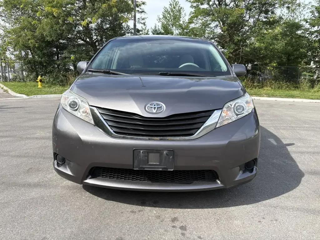 Toyota Sienna 2011 photo 2