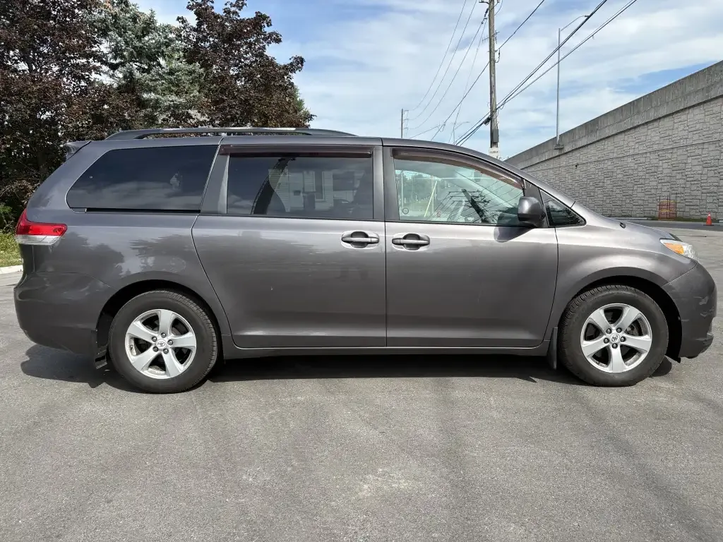 Toyota Sienna 2011 photo 5