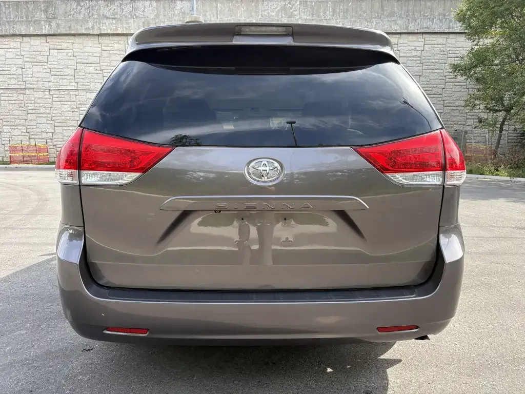 Toyota Sienna 2011 photo 4