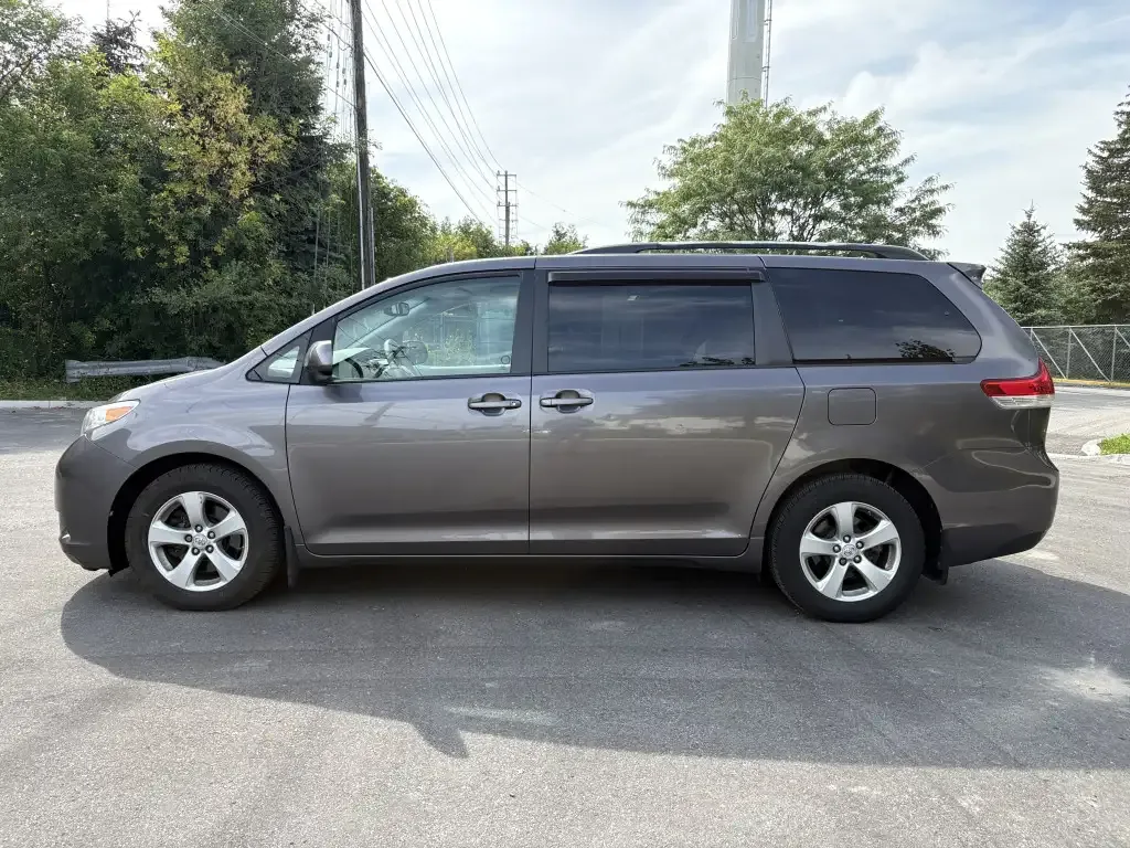 Toyota Sienna 2011 photo 3