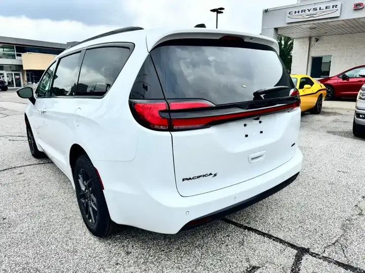 Chrysler Pacifica 2027 photo 4