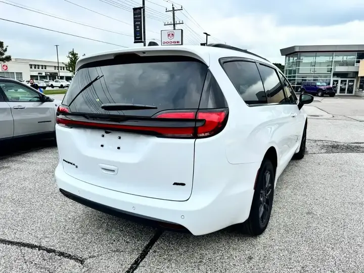 Chrysler Pacifica 2027 photo 5