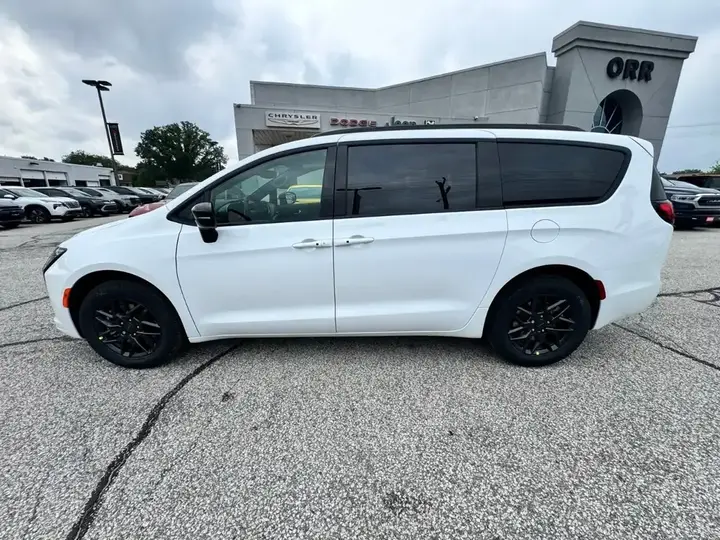 Chrysler Pacifica 2027 photo 3
