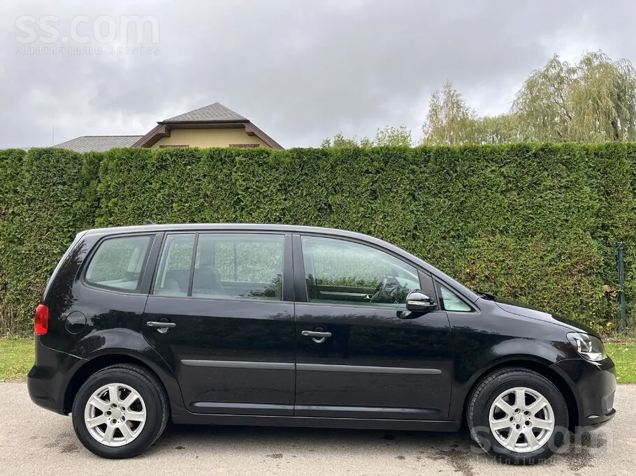 Volkswagen Touran 2011 photo 2