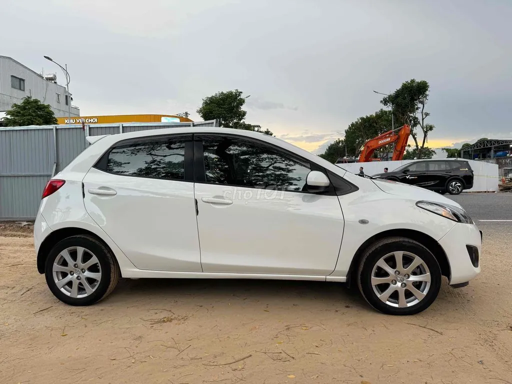 Mazda 2 2012 photo 3