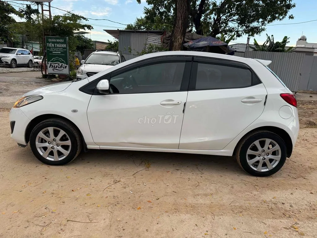 Mazda 2 2012 photo 5