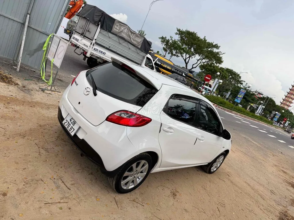 Mazda 2 2012 photo 2