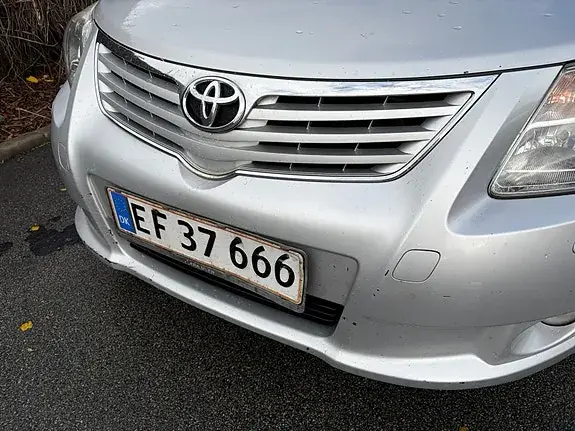 Toyota Avensis 2011 photo 2