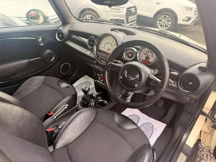 Mini Convertible 2011 photo 4