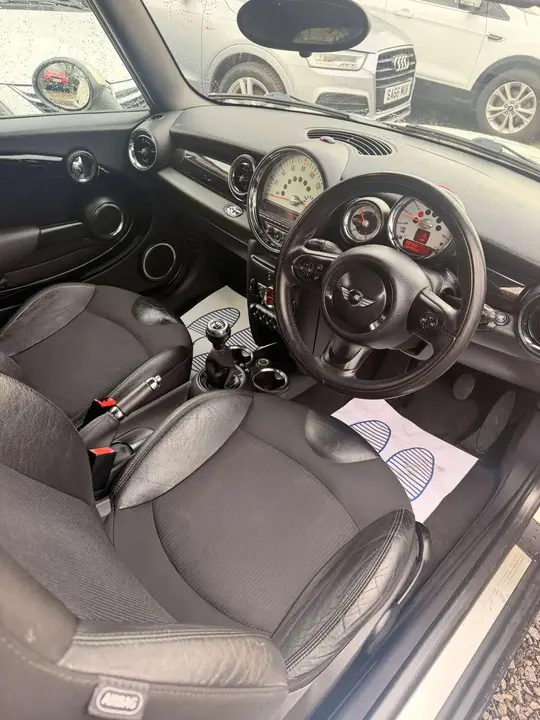 Mini Convertible 2011 photo 2