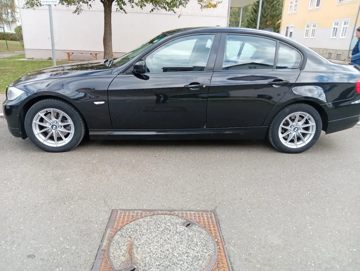 BMW 3 Series 2010 photo 3