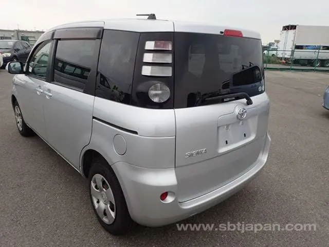 Toyota Sienta 2009 photo 3