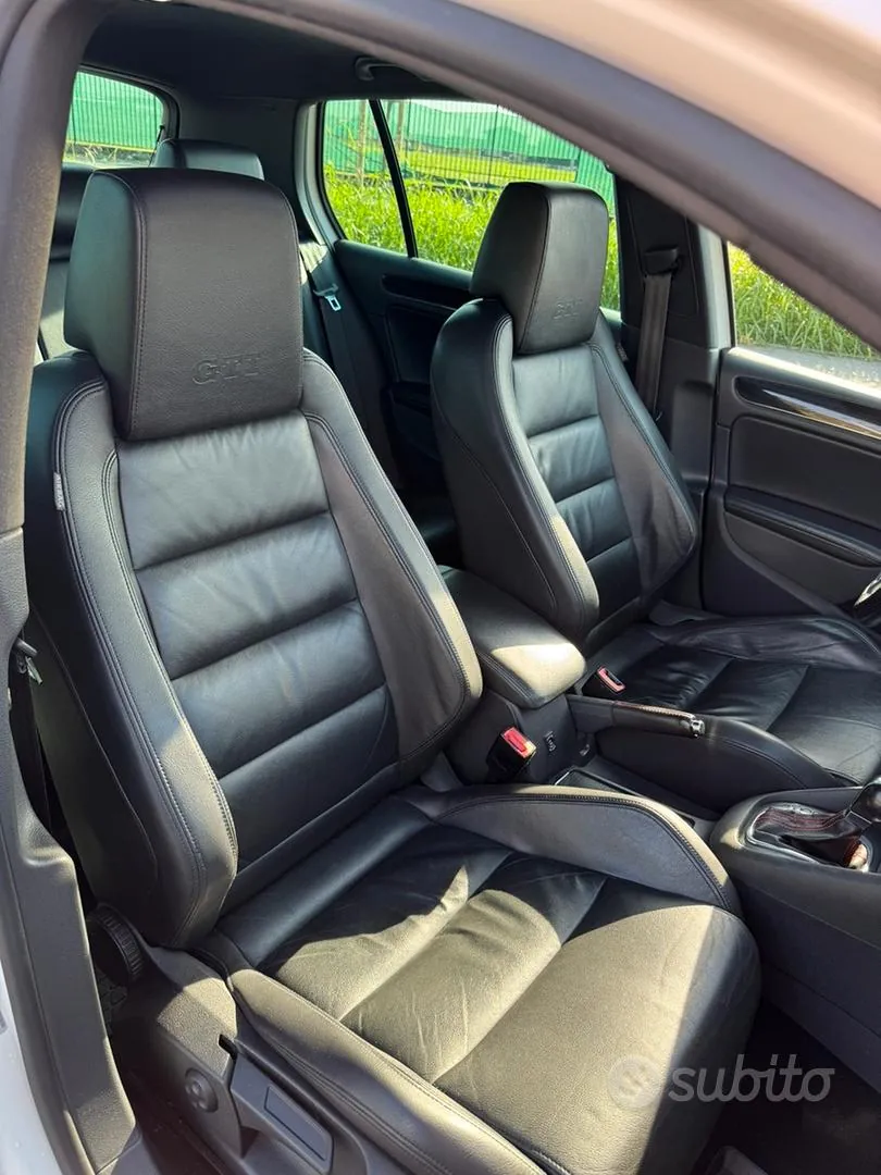 Volkswagen Golf 2010 photo 4