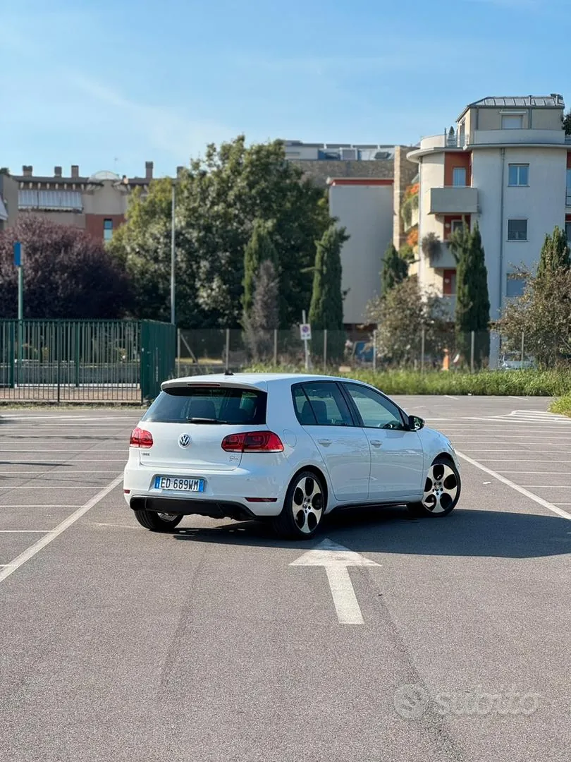 Volkswagen Golf 2010 photo 2