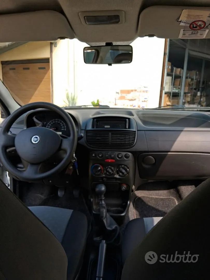 Fiat Punto 2005 photo 2
