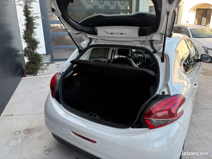 Peugeot 208 2017 photo 5