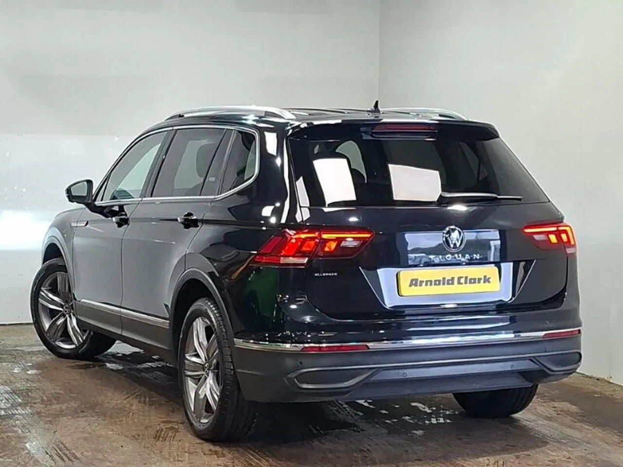Volkswagen Tiguan Allspace 2023 photo 2