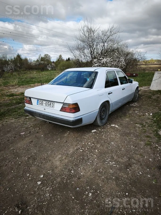 Mercedes-Benz E200 1990 photo 2