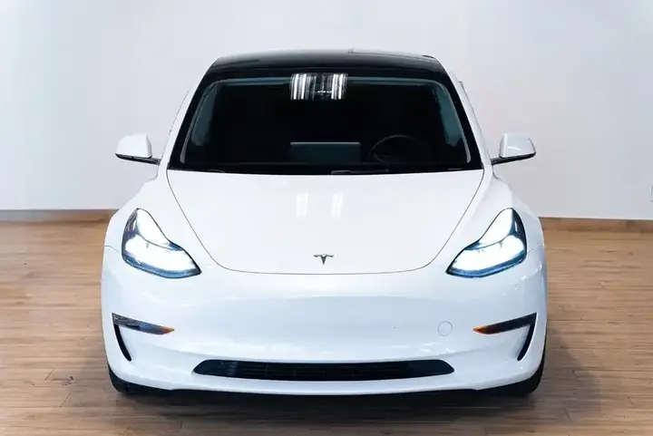 Tesla Model 3 2023 photo 2