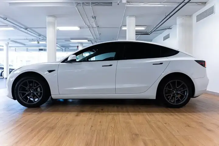 Tesla Model 3 2023 photo 3