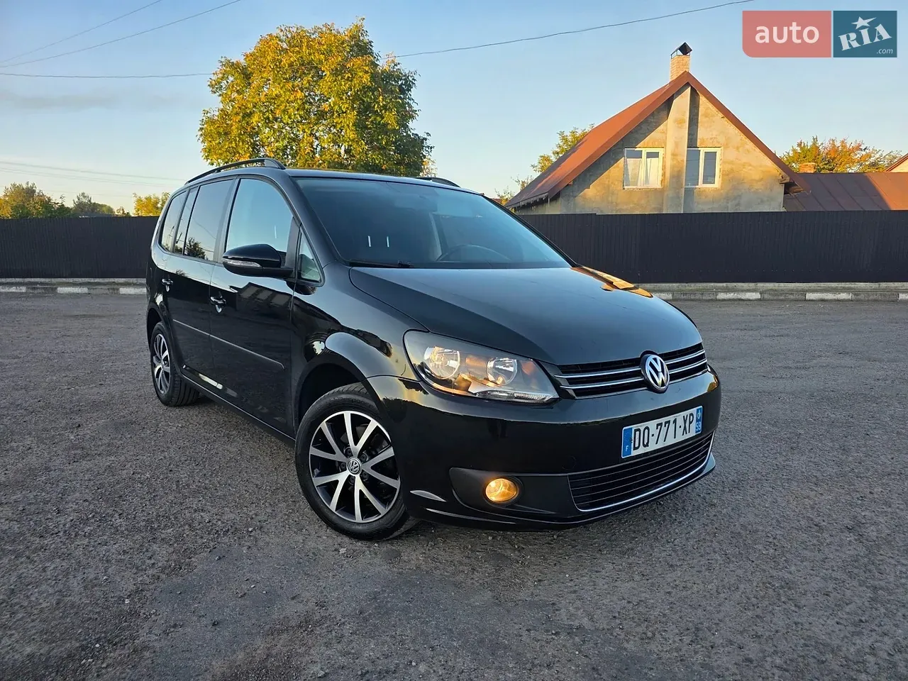 Volkswagen Touran 2011 photo 2