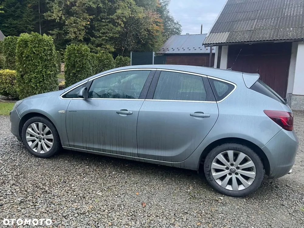 Opel Astra 2010 photo 2