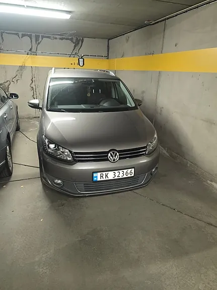 Volkswagen Touran 2011 photo 2