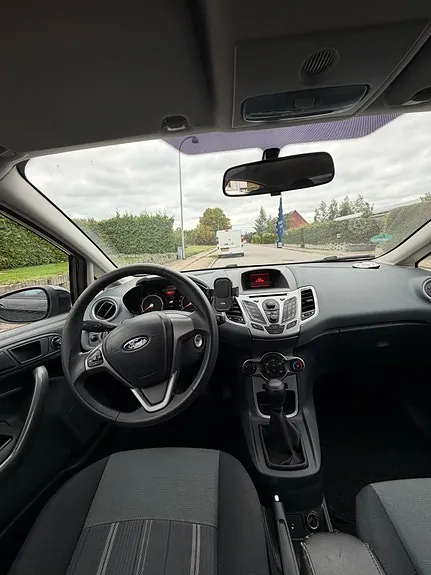 Ford Fiesta 2010 photo 2
