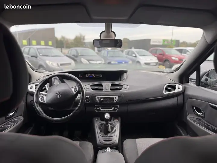 Renault Scenic 2012 photo 2