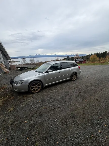 Subaru Legacy 2004 photo 2