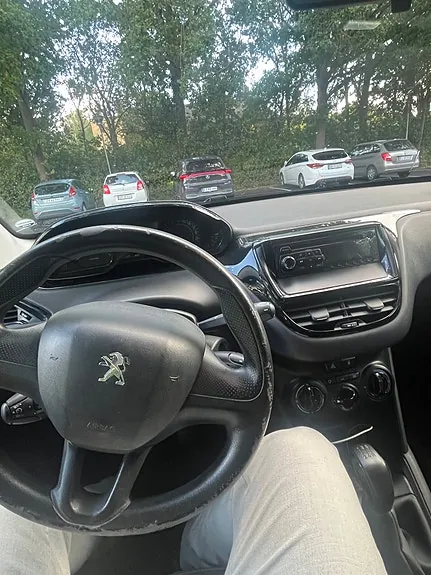 Peugeot 208 2012 photo 3