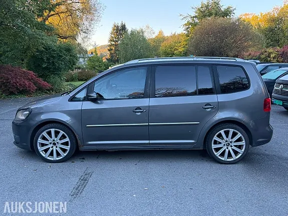 Volkswagen Touran 2011 photo 2