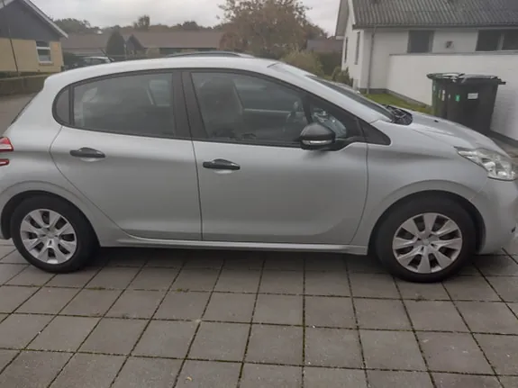 Peugeot 208 2014 photo 3