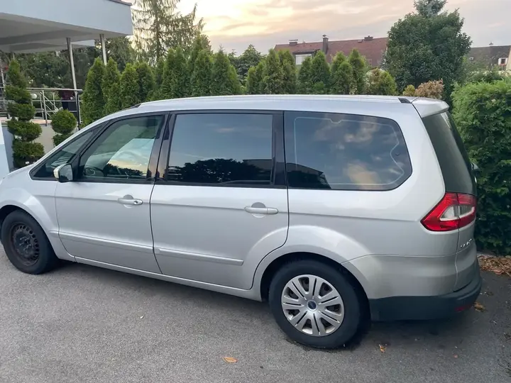 Ford Galaxy 2011 photo 3