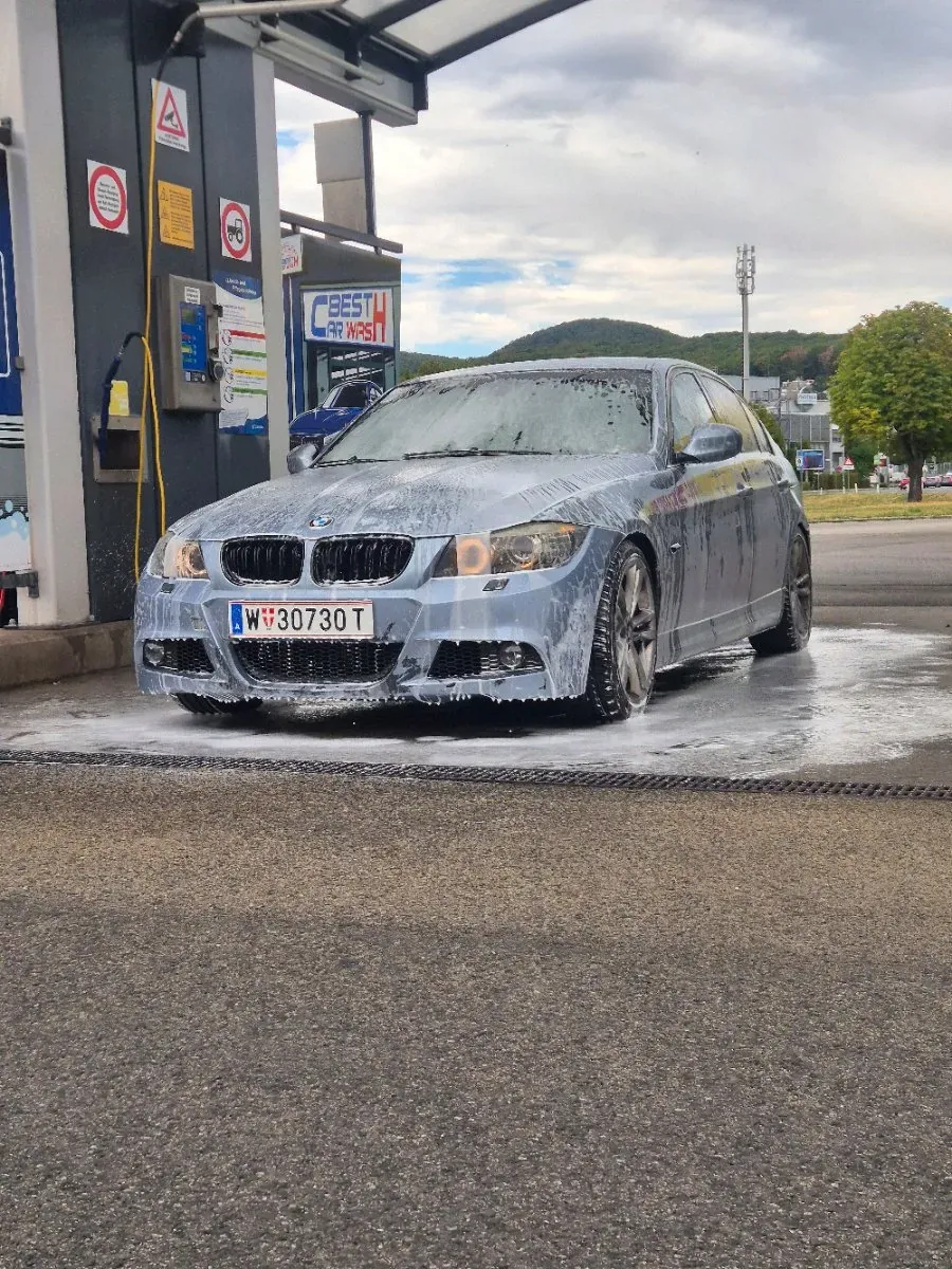 BMW 3 Series 2009 photo 2