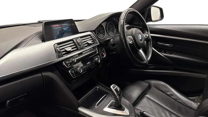 BMW 3 Series 2018 photo 2