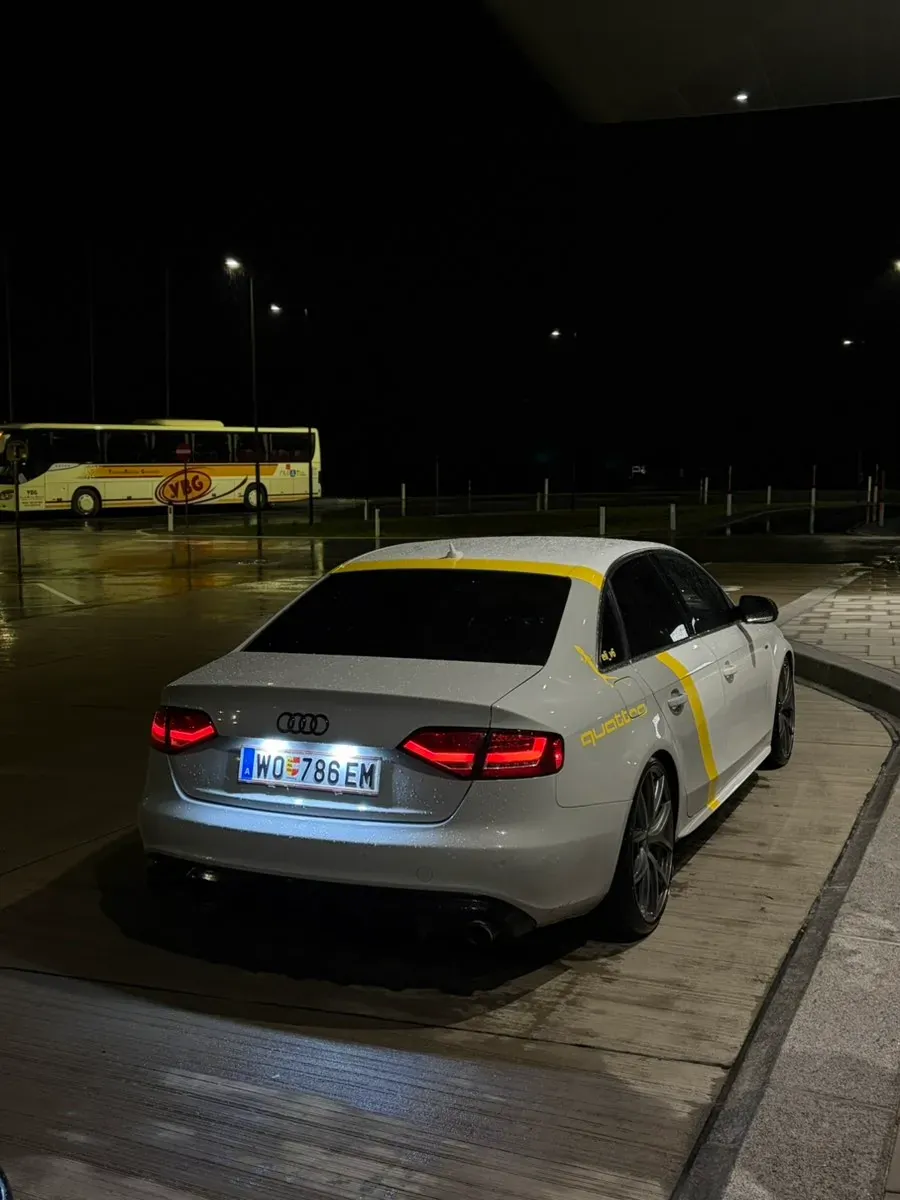Audi A4 2010 photo 2