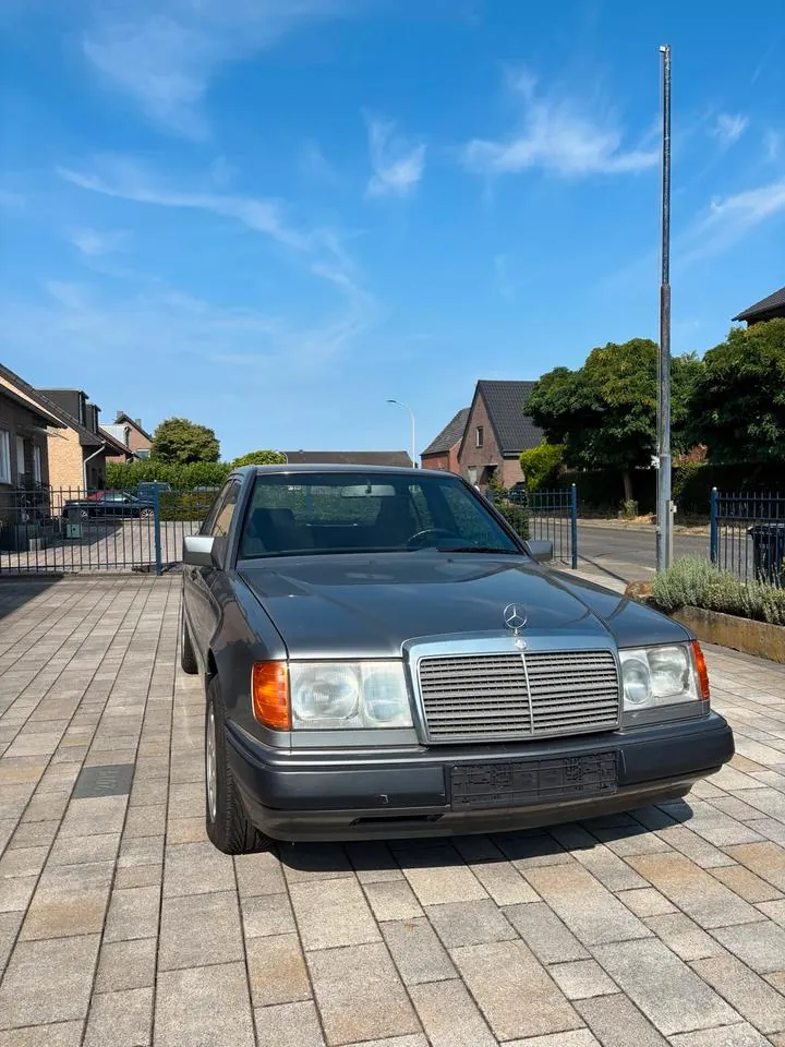 Mercedes-Benz 200E