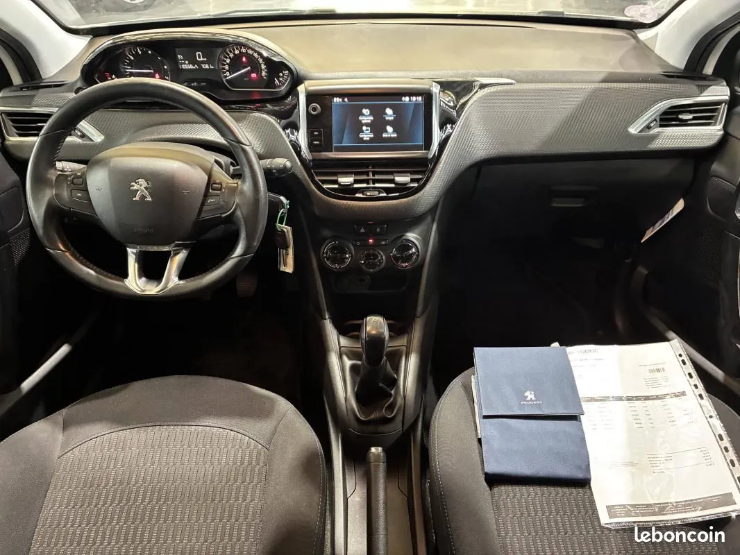 Peugeot 208 2019 photo 2